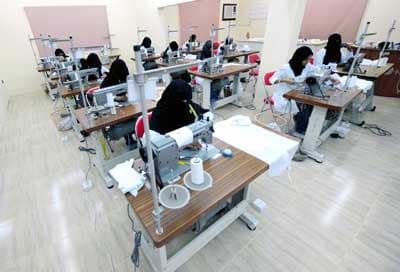 سعوديات يعملن في مجال الخياطة في أحد مصانع جدة و يدير المصنع المصمم السعودي سراج سند الذي يتخصص في الزي التقليدي للرجال حيث تم ت