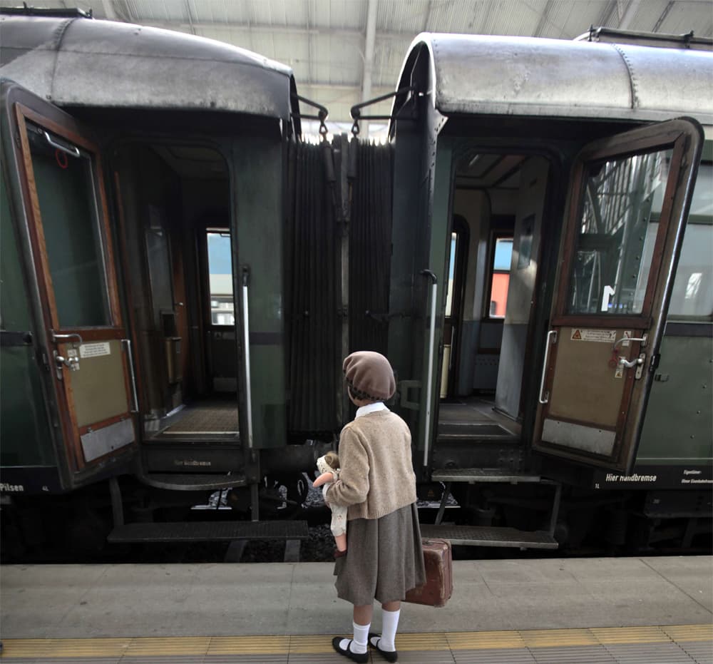 فتاة تركب قطار وينتون الذي يبلغ من العمر70 عاما والمتوجه من مدينة براغ إلى لندن.