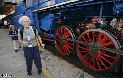 فتاة تركب قطار وينتون الذي يبلغ من العمر70 عاما والمتوجه من مدينة براغ إلى لندن.