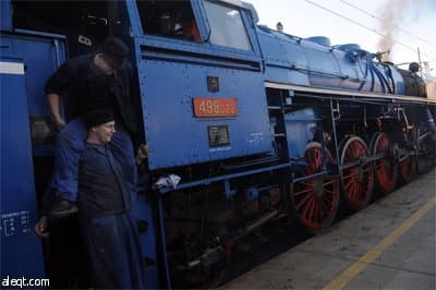 فتاة تركب قطار وينتون الذي يبلغ من العمر70 عاما والمتوجه من مدينة براغ إلى لندن.