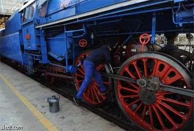 فتاة تركب قطار وينتون الذي يبلغ من العمر70 عاما والمتوجه من مدينة براغ إلى لندن.