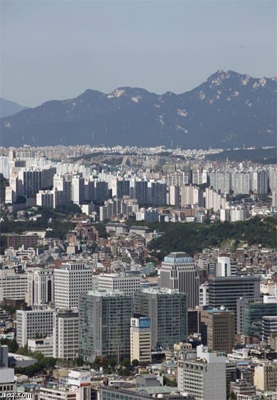 صورة جوية تعكس مباني وشقق منزلية ومكاتب وشركات وسط مدينة سيؤول.