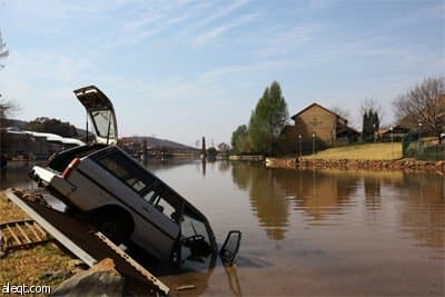 سيارة مسروقة نصفها داخل بحيرة بروما في جوهانسبرغ تحطمت قبالة جسر وهرب قائدها ورفيقه بعد عثور الشرطة الجنوب أفريقية على ستة هواتف