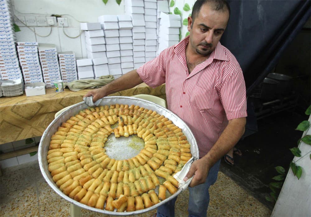 بائع حلويات في مدينة كربلاء يصنع حلوى "زنود الست" التي يعشقها العراقيون في رمضان.