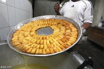 بائع حلويات في مدينة كربلاء يصنع حلوى "زنود الست" التي يعشقها العراقيون في رمضان.