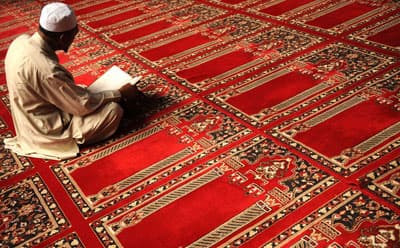 الكويت:الإقبال على تلاوة القرآن في رمضان يرفع مبيعات المصاحف إلى 60%