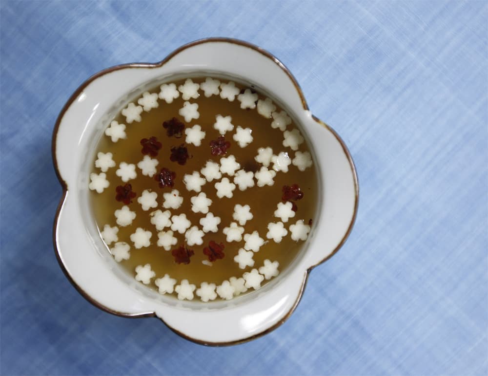 صورة لشراب حلو مصنوع من نبات الجنسنغ و سكر و أرز في مدينة غويمسان في  كوريا الجنوبية.