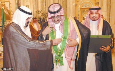 خادم الحرمين يقلد الأمير محمد بن نايف وسام الملك عبد العزيز من الطبقة الأولى