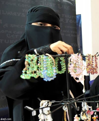 سعودية تبيع الأساور المصنوعة يدويا في أحد المراكز التجارية في جدة.