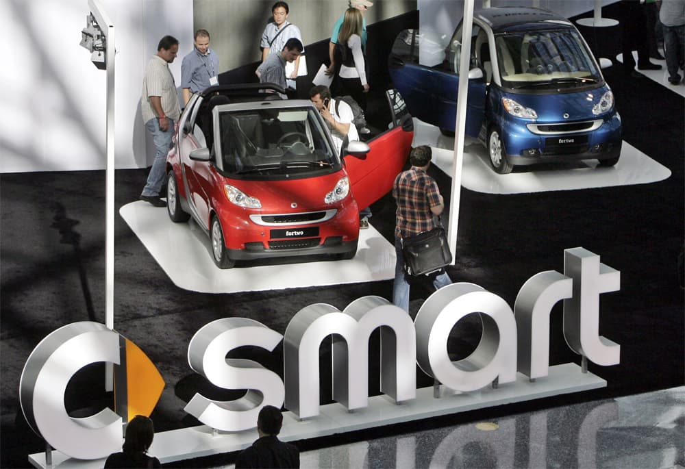 زوار يتفحصون السيارة ديملر الذكية Daimler AG's Smart Car في لوس انجليس.