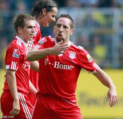 بايرن يسحق دورتموند و ليفركوزن يهزم فولفسبورج في الدوري الألماني