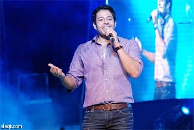 الفنان المصري محمد حماقي يحيي حفلا في خيمة سهر الليالي في القاهرة.