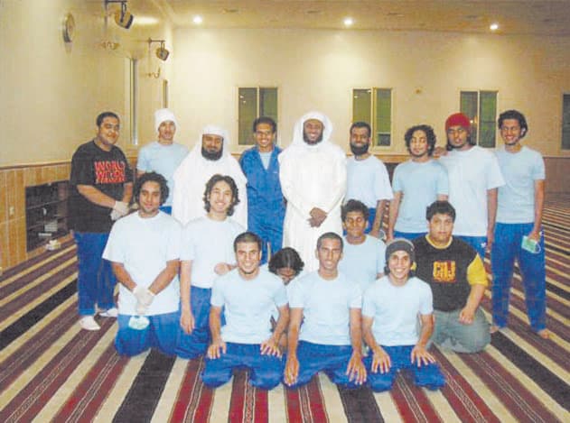 شباب وفتيات يطلقون حملة لتنظيف المساجد على الطرق