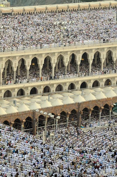 مليونا مصل امتلأت بهم جنبات المسجد الحرام في مكة المكرمة حيث أدوا صلاة عيد الفطر المبارك.