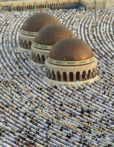 مليونا مصل امتلأت بهم جنبات المسجد الحرام في مكة المكرمة حيث أدوا صلاة عيد الفطر المبارك.