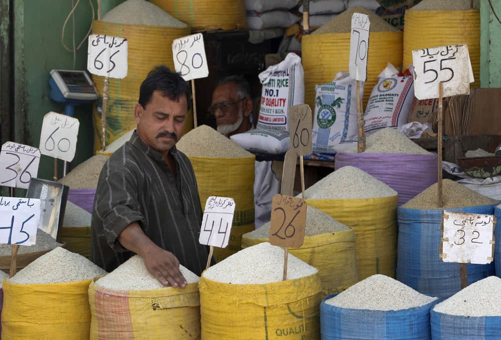 بائع يعرض أنواع متعددة من الأرز مع تسعيراتها بالكيلو في محله في كراتشي في باكستان والتي تعد أحد أكبر منتجي الأرز في العالم.