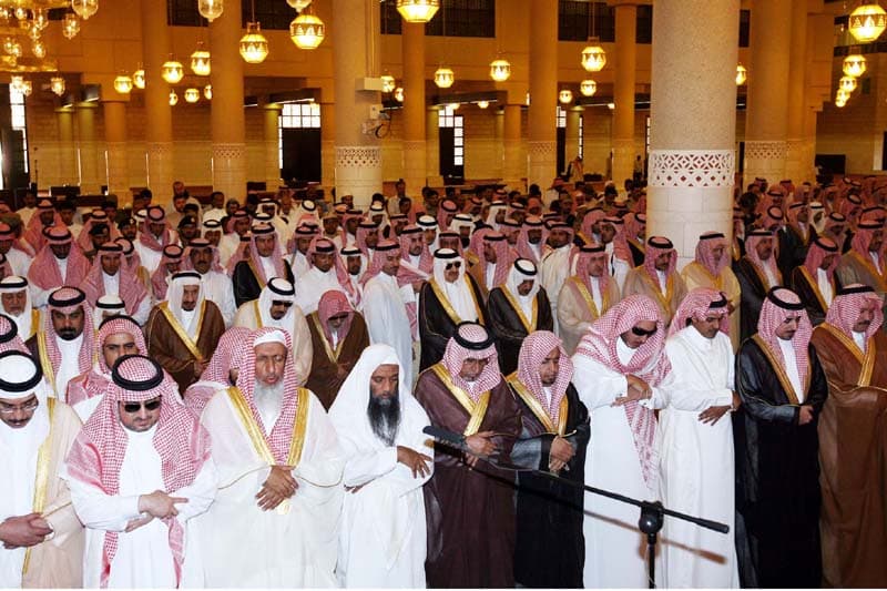 النائب الثاني يؤدي صلاة الميت على الأمير منصور بن محمد بن نواف