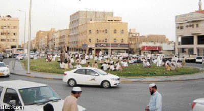 عمالة سائبة تغزو دوار «أم سليم» وتحوِّله إلى ساحة لنفاياتها