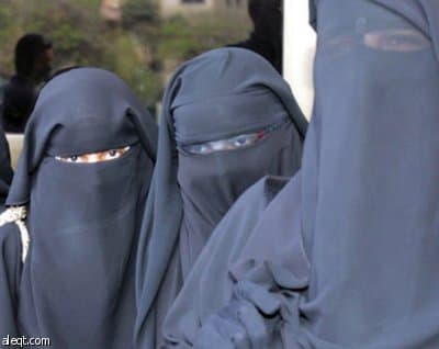 شيخ الأزهر يأمر طالبة بخلع النقاب