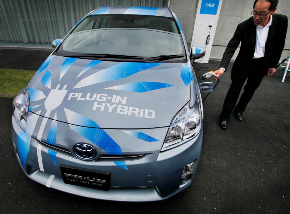 شركة تويوتا تعرض السيارة الهجين Prius في مركز تصميم تويوتا في طوكيو.