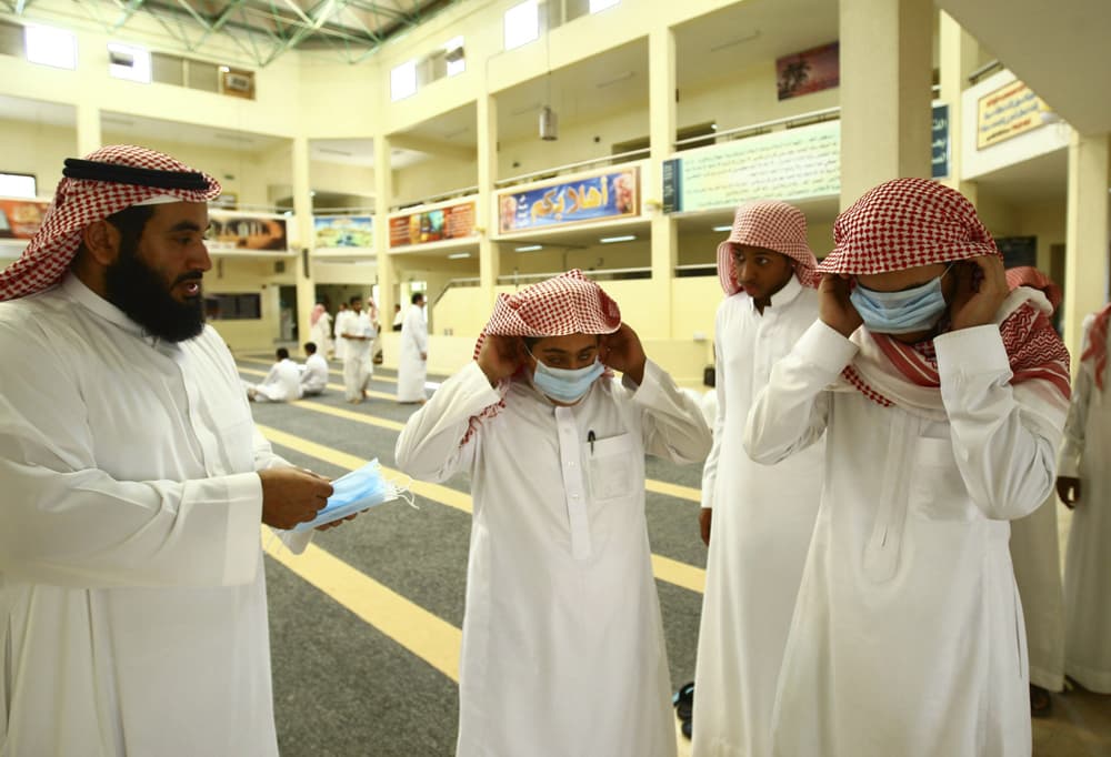 طلاب مدرسة اليمامة الثانوية في العاصمة الرياض يرتدون الكمامات قبيل دخولهم للفصول  توخيا من انفلونزا الخنازير التي أدت إلى تأجيل 