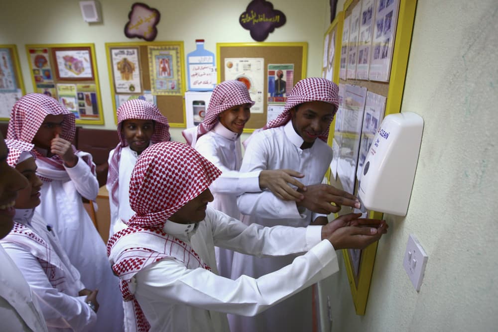 طلاب مدرسة اليمامة الثانوية في العاصمة الرياض يرتدون الكمامات قبيل دخولهم للفصول  توخيا من انفلونزا الخنازير التي أدت إلى تأجيل 