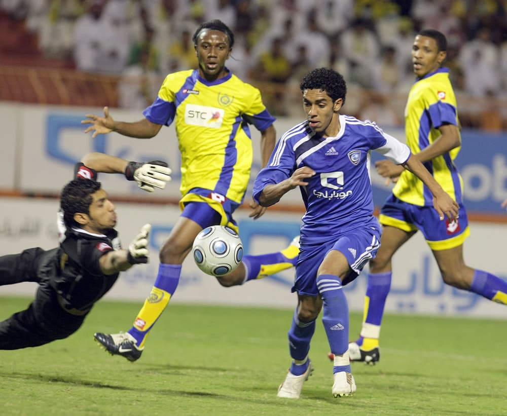 انفرد فريق الهلال الأولمبي لكرة القدم بصدارة ترتيب المجموعة الأولى بـ ''12 نقطة'' من كأس الأمير فيصل بن فهد بعد فوزه على غريمه ا