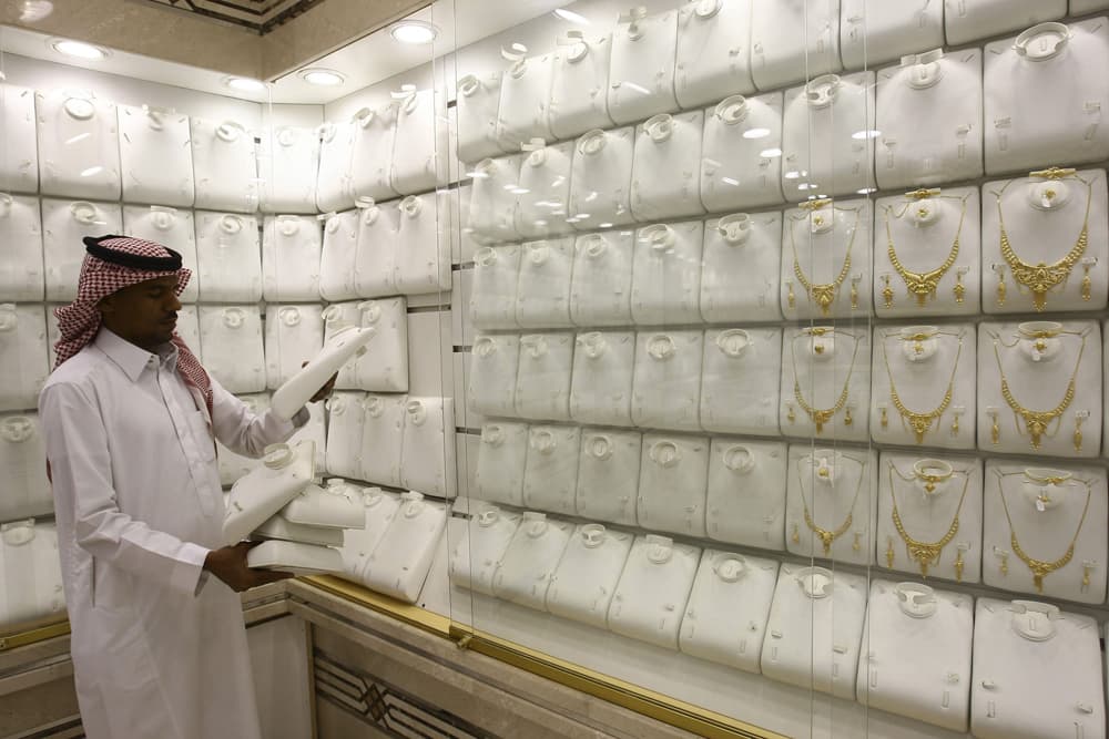 صائغ سعودي يعرض أساور من الذهب في متجره في العاصمة السعودية الرياض.