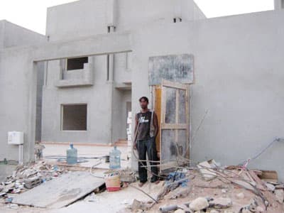 عمالة مخالفة تحرس مباني سكنية وتجارية تحت الإنشاء في الرياض