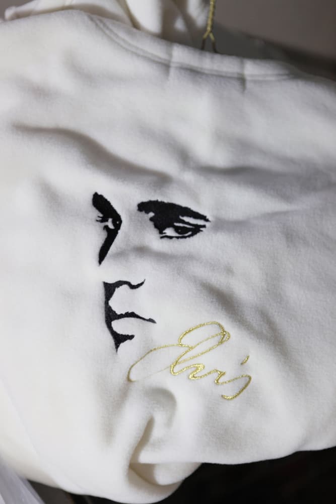 مجموعة من مقتنيات المغني الراحل إلفيس بريسلي معروضة في مزاد "نادي عشاق الفيس" للبيع في مدينة شيكاغو.