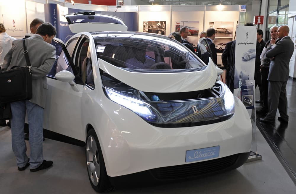 زوار يقفون لتفحص السيارة الهجين بينينفارينا Bluecar  خلال يوم افتتاح معرض eCarTec في ميونيخ جنوب ألمانيا.