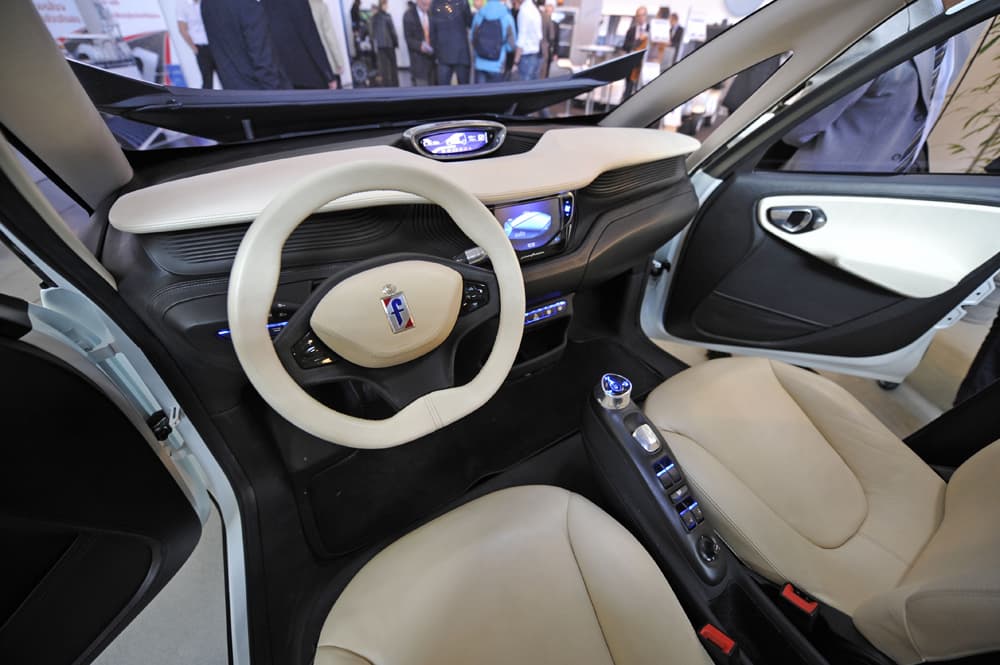 زوار يقفون لتفحص السيارة الهجين بينينفارينا Bluecar  خلال يوم افتتاح معرض eCarTec في ميونيخ جنوب ألمانيا.