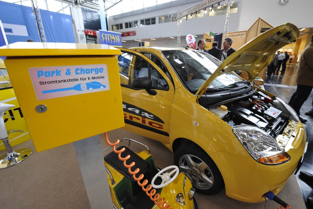 السيارة الهجين  CITYSAX تقف بالقرب من محطة للشحن  في معرض eCarTec في ميونيخ جنوب ألمانيا.