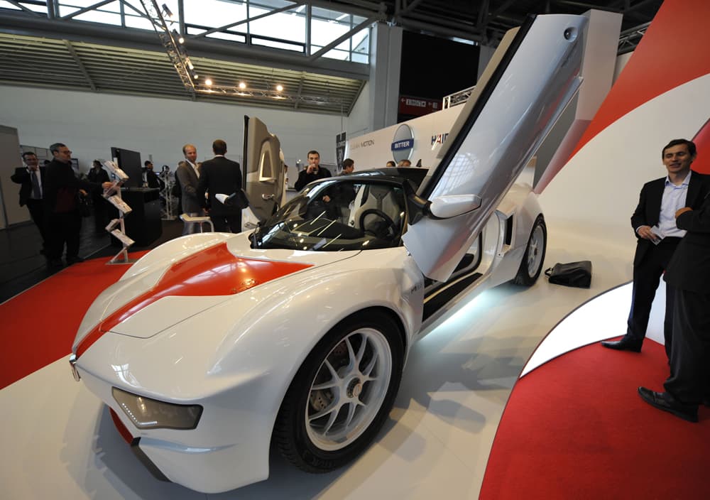 السيارة الهجين  بورشه 911 تظهر في معرض eCarTec في ميونيخ جنوب ألمانيا.