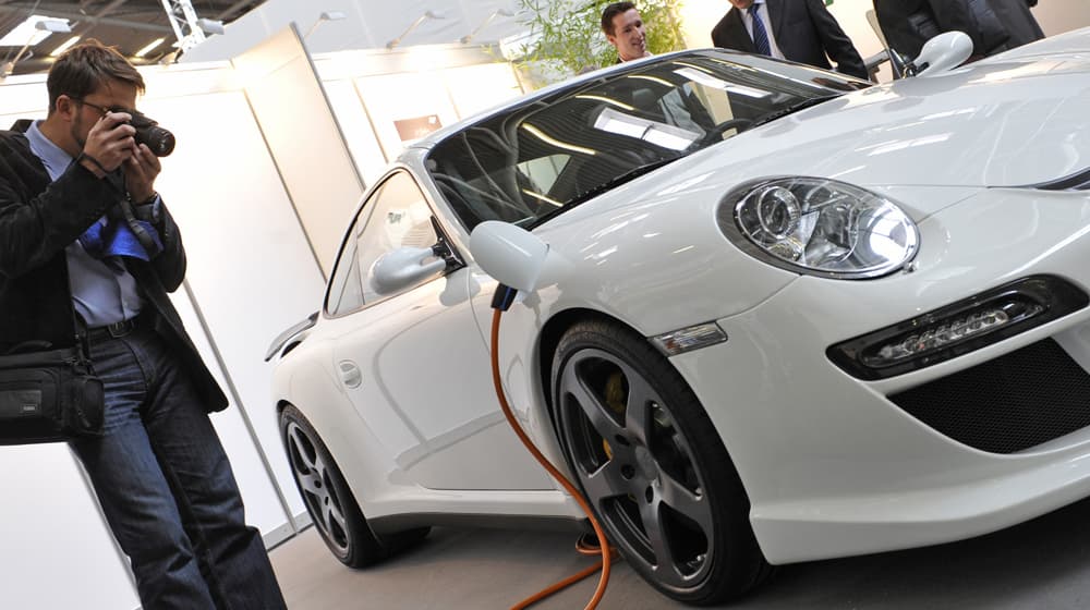 السيارة الهجين  بورشه 911 تظهر في معرض eCarTec في ميونيخ جنوب ألمانيا.