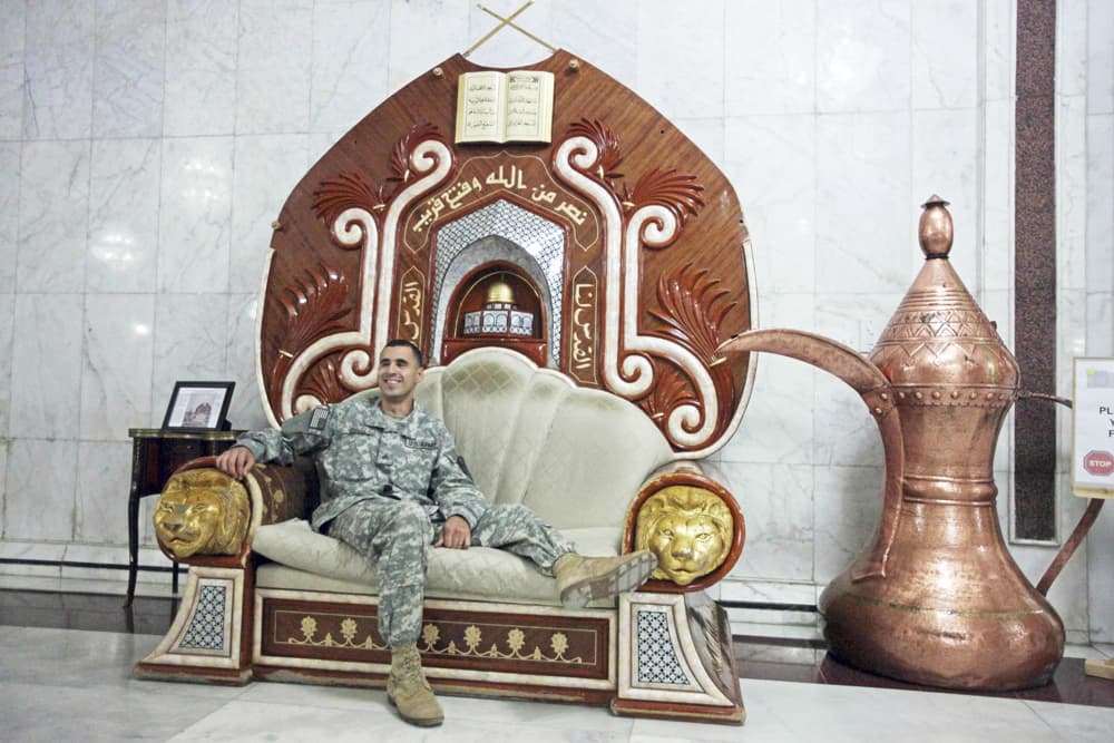 العريف الأمريكي  كريغ شافيز يسترخي على كرسي مريح يعتقد انه يعود إلى  الرئيس العراقي الراحل صدام حسين ، في مخيم قصر الفاو ضواحي ا