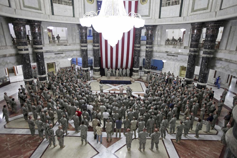 العريف الأمريكي  كريغ شافيز يسترخي على كرسي مريح يعتقد انه يعود إلى  الرئيس العراقي الراحل صدام حسين ، في مخيم قصر الفاو ضواحي ا