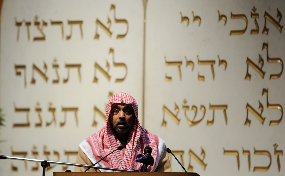 الدكتور عبدالله خوج إمام ومدير المركز الإسلامي في واشنطن يؤذن للصلاة.