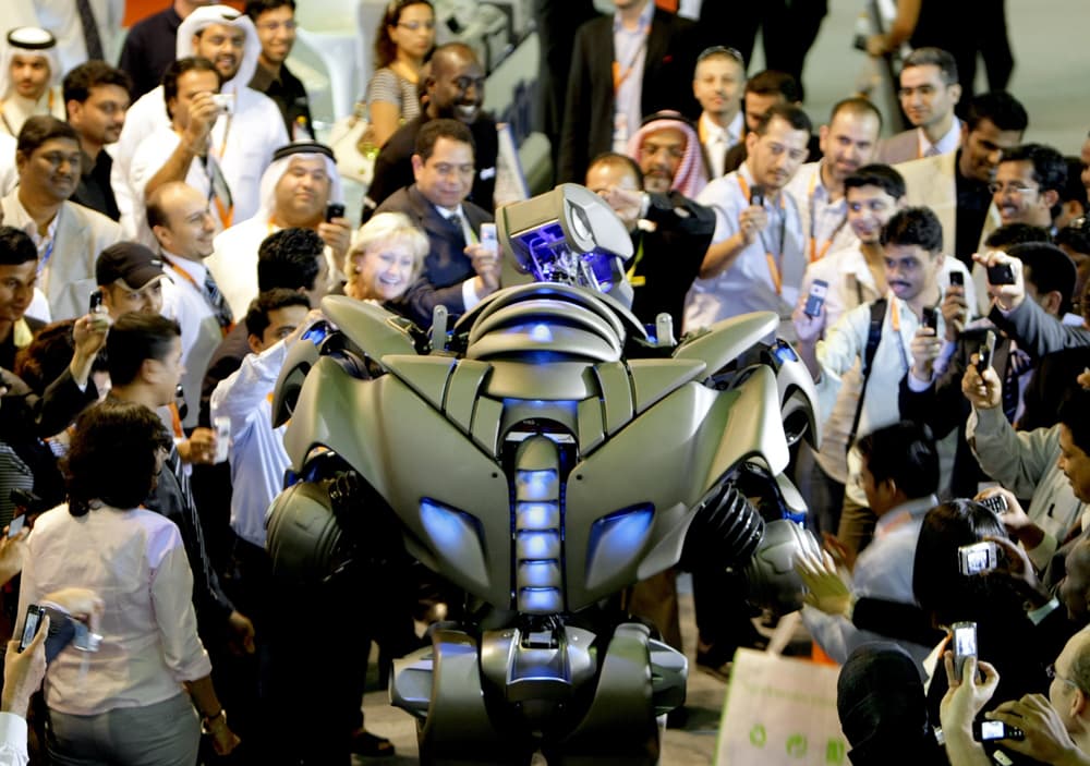 روبوت آلي يرقص و يتحدث مع جمهور معرض جيتكس 2009 أكبر معرض لتكنولوجيا الاتصالات في إمارة دبي.