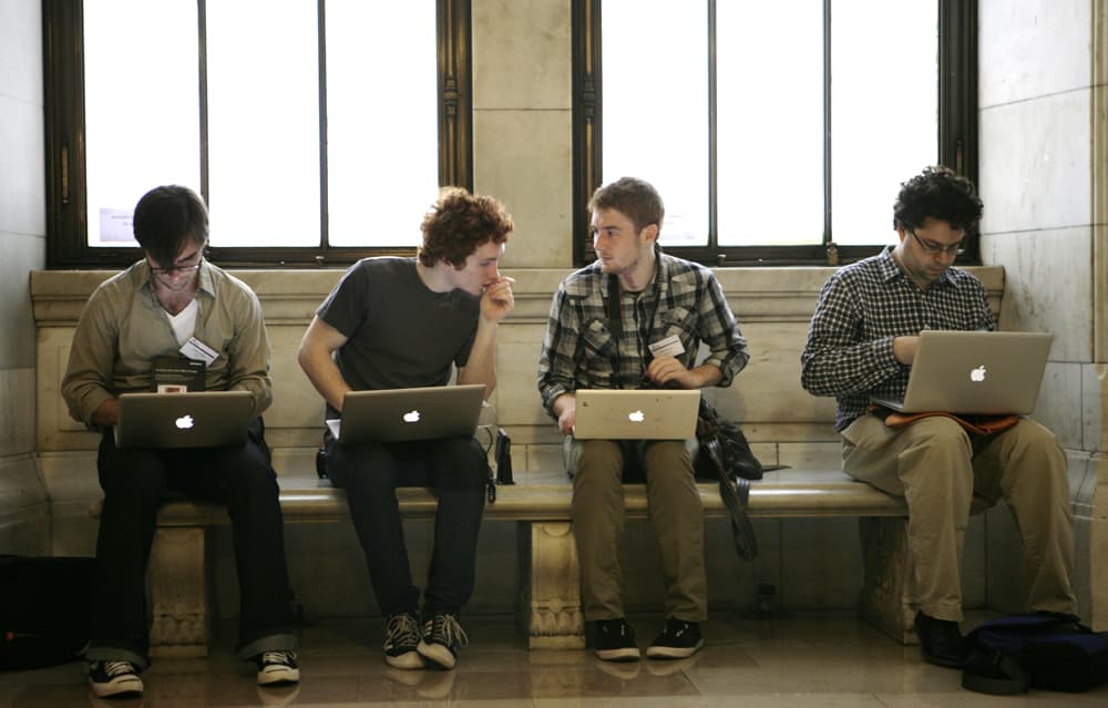صحفيون يستخدمون أجهزة حاسوب محمولة من نوع MacBook Air التي من إنتاج شركة آبل العالمية خلال مؤتمر صحفي في نيويورك.