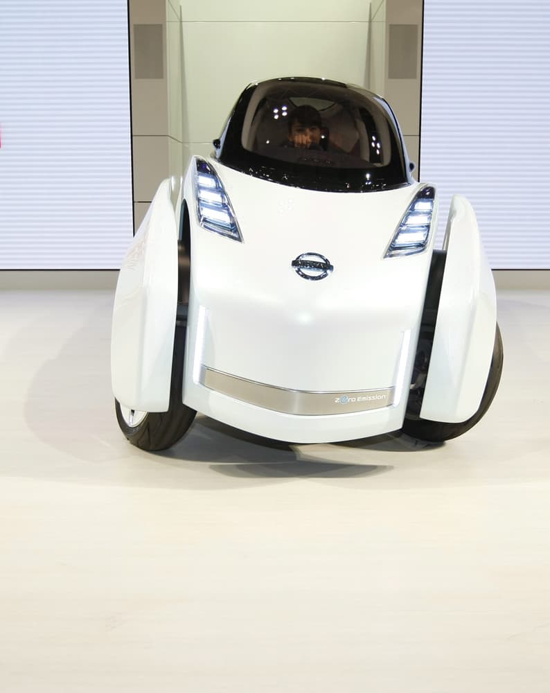 نيسان موتور تعرض السيارة لاند غليندر'Land Glider' داخل معرض طوكيو للسيارات في شيبا.