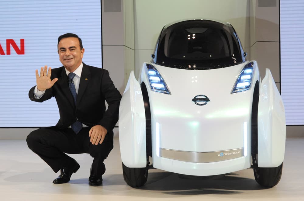 نيسان موتور تعرض السيارة لاند غليندر'Land Glider' داخل معرض طوكيو للسيارات في شيبا.