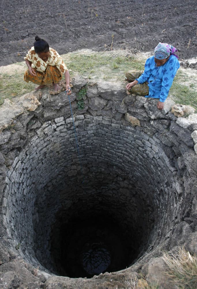 سكان قرية باميكاسان في جزيرة مادورا الاندونيسية يعانون من جفاف شديد و شح في الموارد المائية.