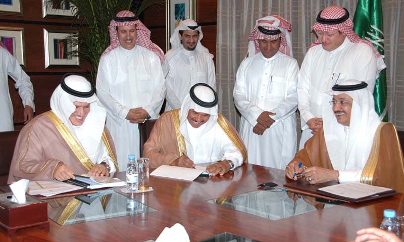 النقل توقع عقودا لإنشاء طرق بقيمة 3 مليارات ريال