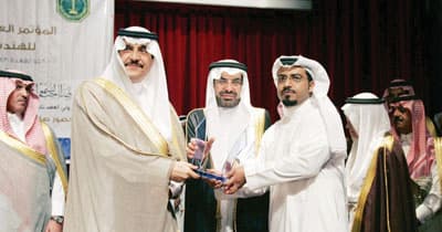 أمير الشرقية يكرم الاقتصادية لرعايتها المؤتمر الهندسي