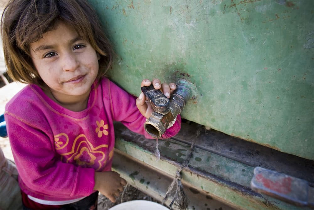 طفلة فلسطينية بجوار خزان المياه في وادي ميلكا من الضفة الغربية من مدينة نابلس التي تعاني من قلة المياه.