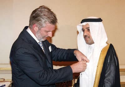 الأمير فيليب يقلد العثمان وسام ملك بلجيكا من الدرجة الأولى