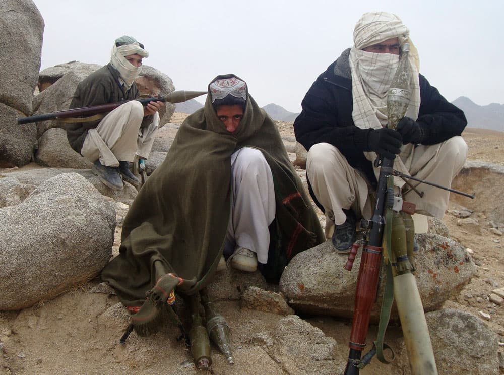 مقاتلون من طالبان يقومون بتجهيزأسلحتهم في مكان لم يكشف عنه في أفغانستان, ودعت طالبان الأفغان على مقاطعة الانتخابات وتعهدت بعرقلت