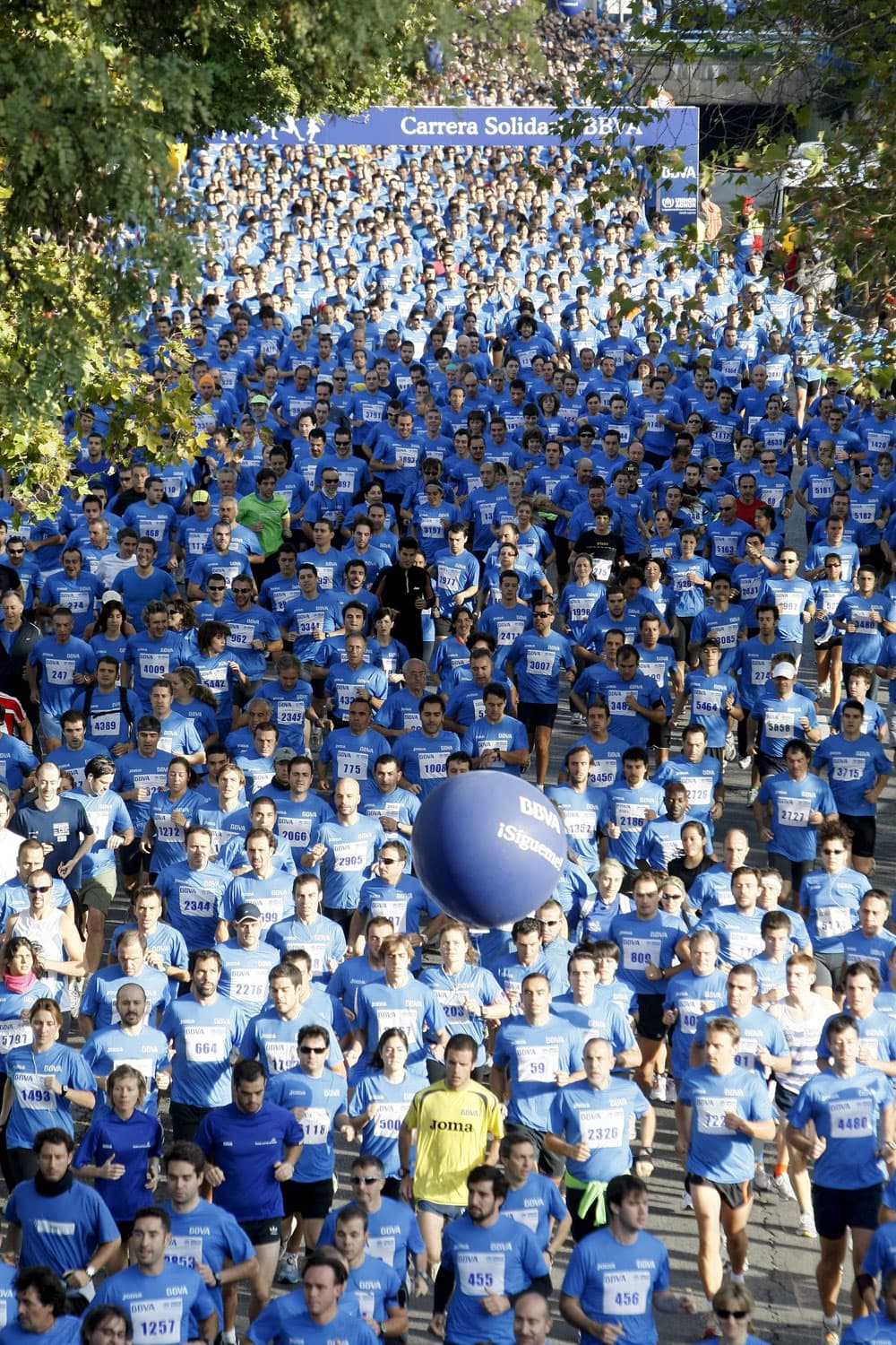 7000 مشارك في ماراثون مدريد الخيري و الذي يهدف إلى جمع الأموال لصالح الأطفال الأفارقة الذين يعيشون في مخيمات المفوضية في كينيا.