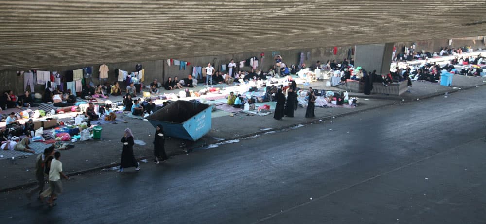 مقيميين بصورة غير شرعية يعيشون تحت جسر شارع الستين في مدينة جدة بانتظار قرار ترحيلهم من المملكة.